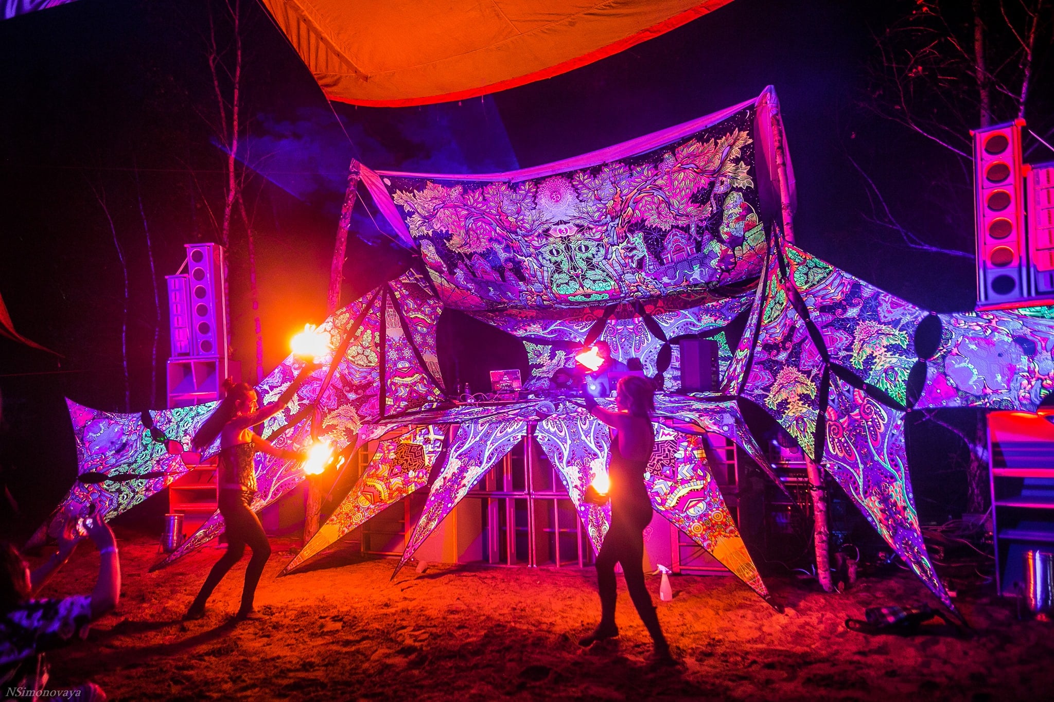 Hanuman-BKXX Psychedelic UV-Reactive DJ-Stage 27 UV-Petals and UV-Tapestry Set