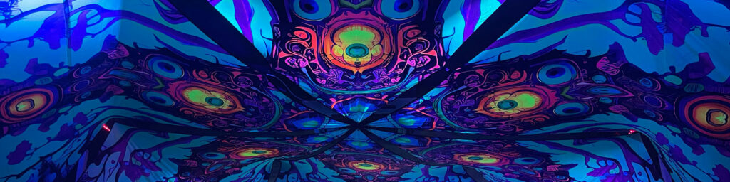Mystic Spores - UV-Triangles Decorations - Photo in UV-Light